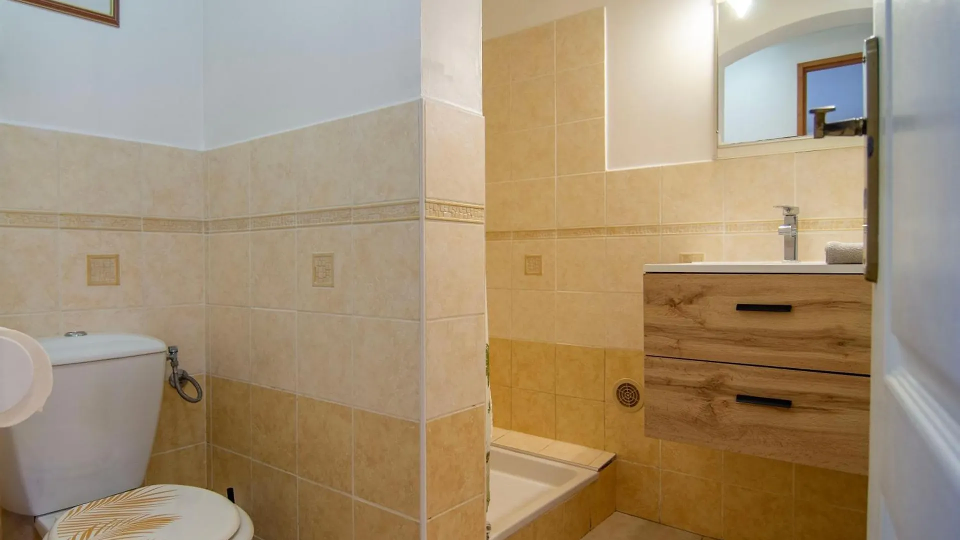 Maisonnette Proche Mer Terrasse Parking Climatisee Villeneuve-Loubet Apartment