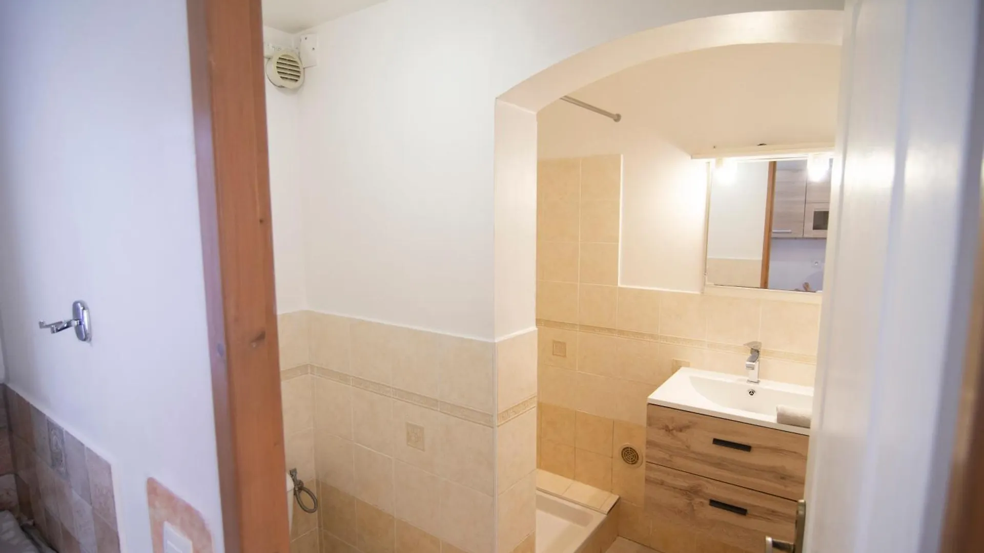 Maisonnette Proche Mer Terrasse Parking Climatisee Villeneuve-Loubet 0*,  France